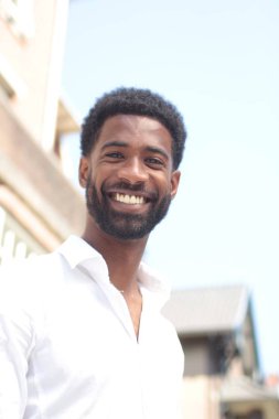 Siyah adam açık poz