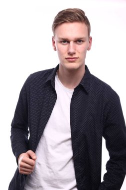 Genç beyaz adam ciddi