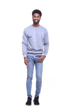 Siyah genç adam gülümsüyor