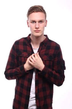 Genç beyaz adam ciddi