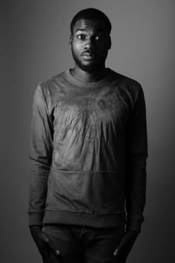 Siyah ve beyaz sesi Afrika adam