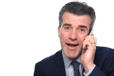 Cep telefonu üzerinde konuşurken beyaz eski işadamı