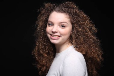 Güzel beyaz kız gülümsüyor