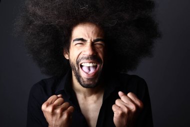 Siyah adam poz çığlık