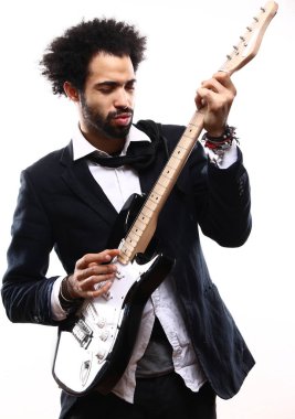 Siyah adam gitar çalmaya