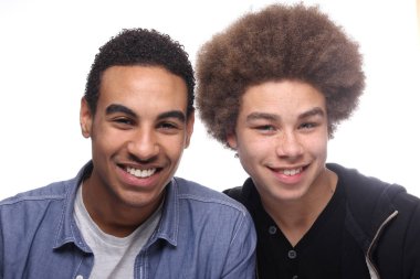 İki mutlu zenci arkadaşın birlikte poz