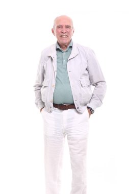 Yaşlı beyaz adam gülümsüyor