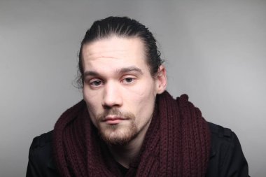 Genç beyaz adam ciddi