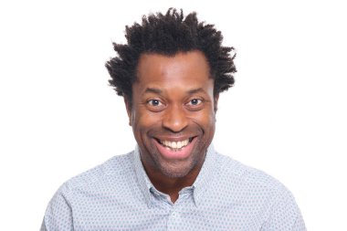 Siyah adam poz gülümseyen