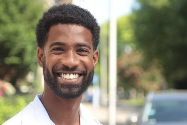 Siyah adam açık havada gülümseyen