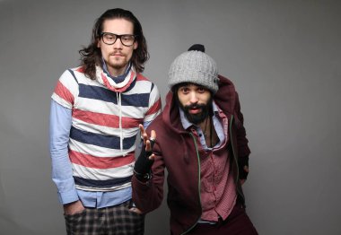 Interracial adamlar poz