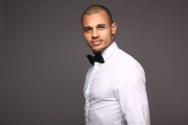 Siyah adam poz gülümseyen
