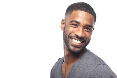 Siyah adam poz gülümseyen