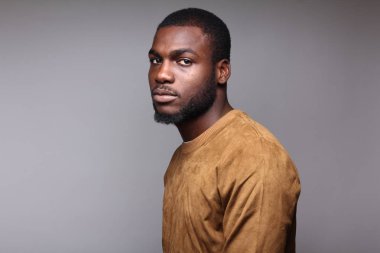 Siyah genç adam poz