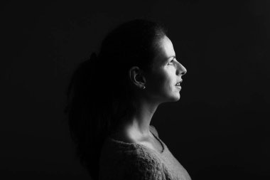 Siyah ve beyaz sesi güzel beyaz kadın