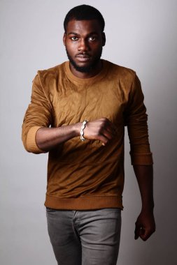 Siyah genç adam gidiyor