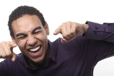 Siyah adam kameraya işaret