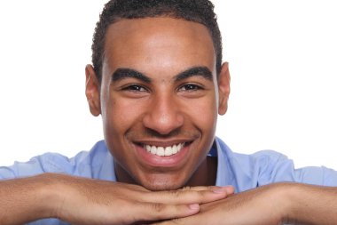 Siyah adam poz gülümseyen