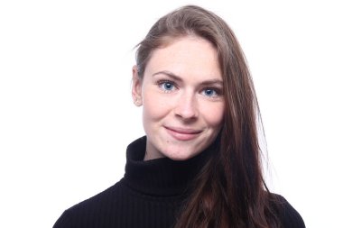 Güzel beyaz kız gülümsüyor