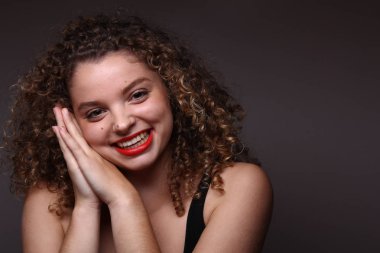 Güzel beyaz kız gülümsüyor