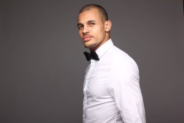 siyah adam Studio poz