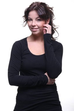 Güzel esmer kız gülümsüyor