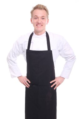 Beyaz genç adam gülümsüyor