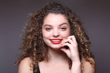 Güzel beyaz kız gülümsüyor