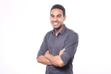 Genç siyah adam poz gülümseyen