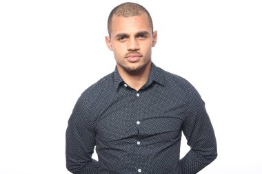 siyah adam Studio poz