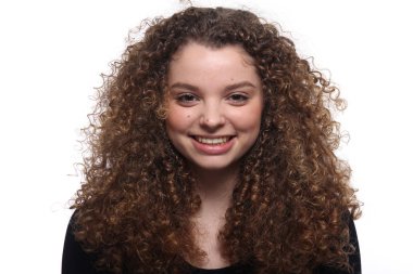 Güzel beyaz kız gülümsüyor