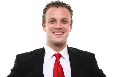 Beyaz genç adam gülümsüyor