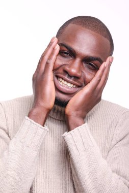 Siyah adam poz gülümseyen