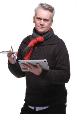 Yaşlı beyaz adam cep telefonu üzerinde konuşurken ve tablet Pc kullanma