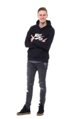 Beyaz genç adam gülümsüyor