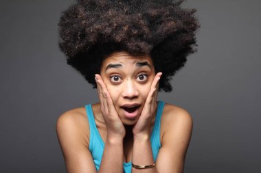 Güzel bir Afro-Amerikan kadın şaşırır