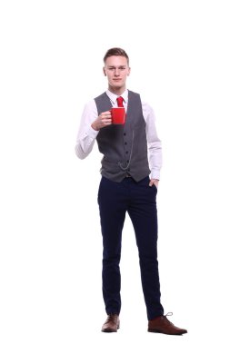 Beyaz genç adam kahve veya çay içiyor