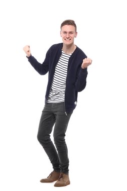 Beyaz genç adam kutluyor