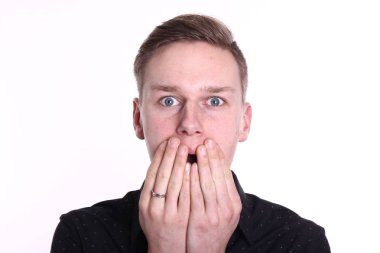 Genç Beyaz adam şaşırır