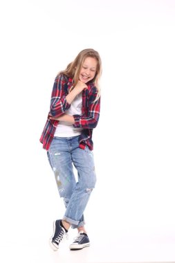 Güzel küçük kız gülümsüyor