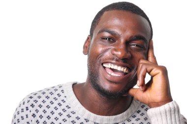 Siyah adam poz gülümseyen