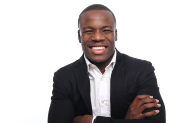 Siyah adam poz gülümseyen