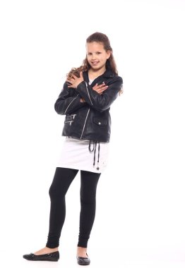 Güzel küçük kız gülümsüyor