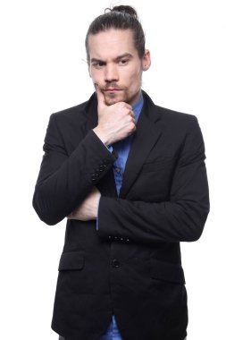 Beyaz genç adam hakkında bir şey düşünüyor