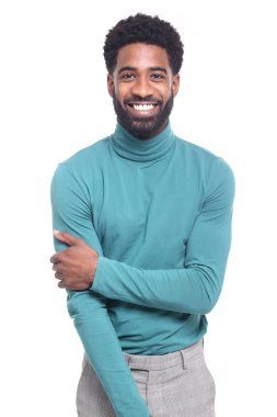 Siyah adam poz gülümseyen