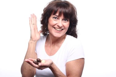 Çikolata küçük yumurta tutan kadın