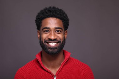 Siyah adam poz gülümseyen