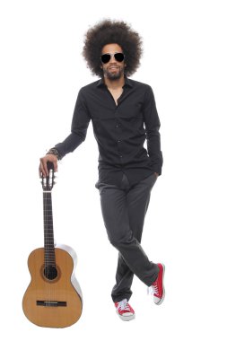 Siyah adam ile akustik gitar ayakta