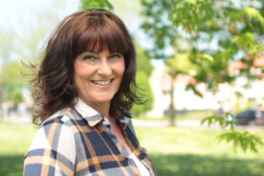 güzel bir kadın parkta poz