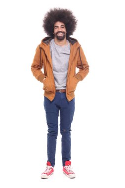 Beyaz arka plan üzerinde mutlu siyah adam